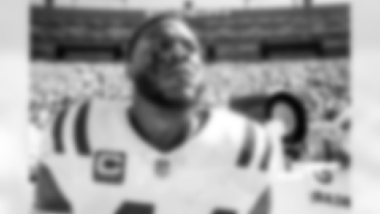 LB Zaire Franklin #44