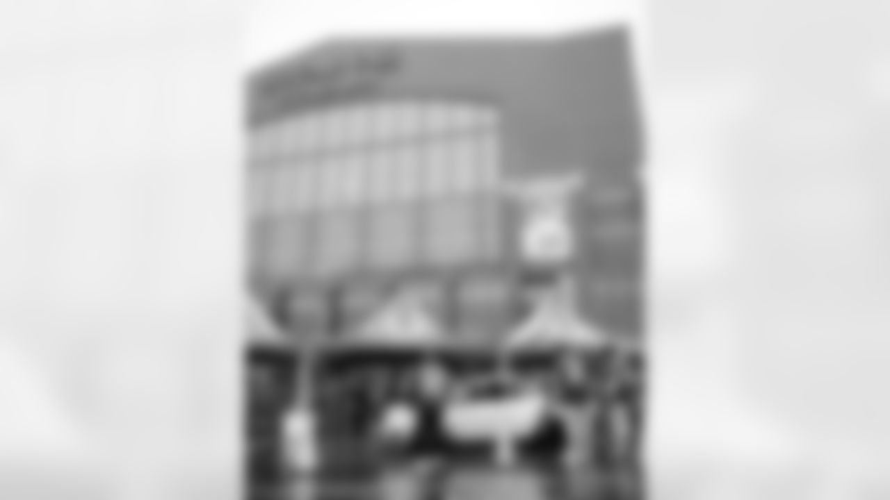 C Tanor Bortolini #60 and DT Eric Johnson II #98