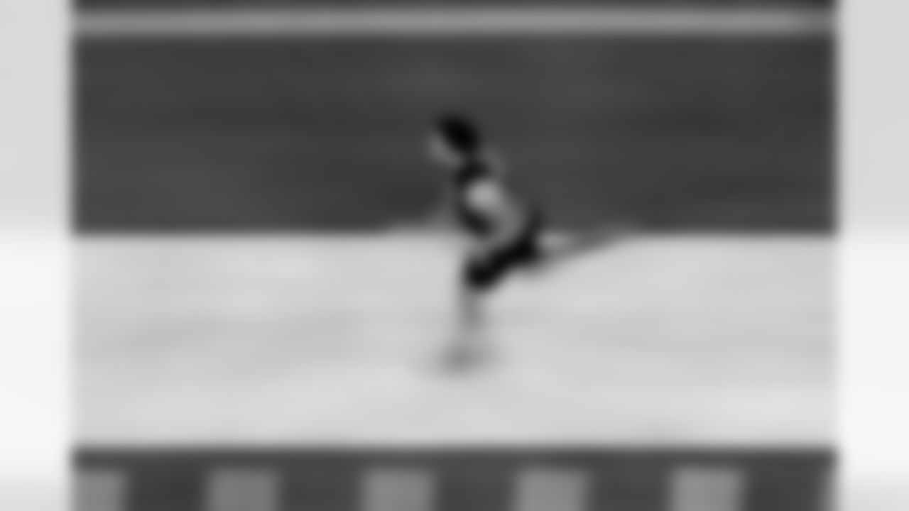 Iowa State offensive lineman Jalen Travis runs in the 40-yard dash at the NFL football scouting combine, Sunday, March 2, 2025, in Indianapolis. (AP Photo/Charlie Riedel)