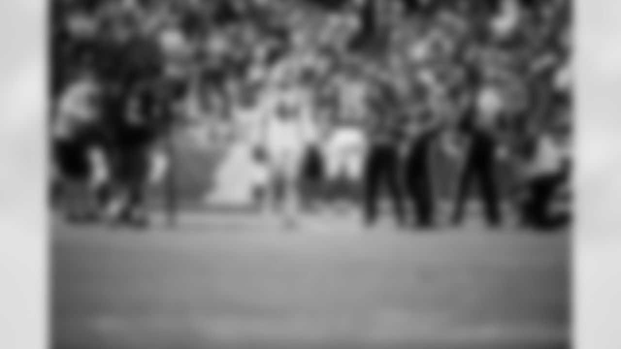 LB Zaire Franklin #44