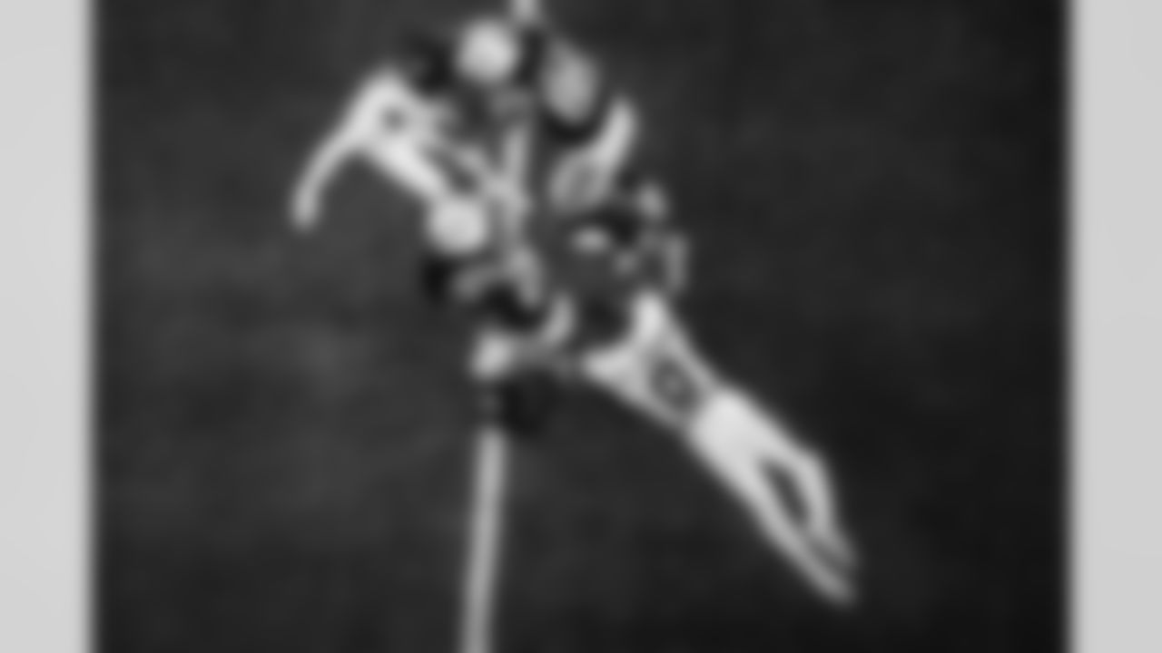 RB Jonathan Taylor #28 and TE Drew Ogletree #85