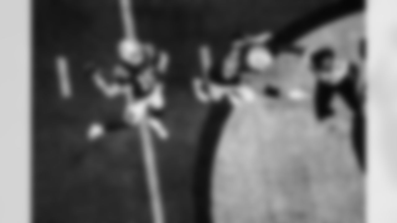 QB Riley Leonard #15 and G Quenton Nelson #56