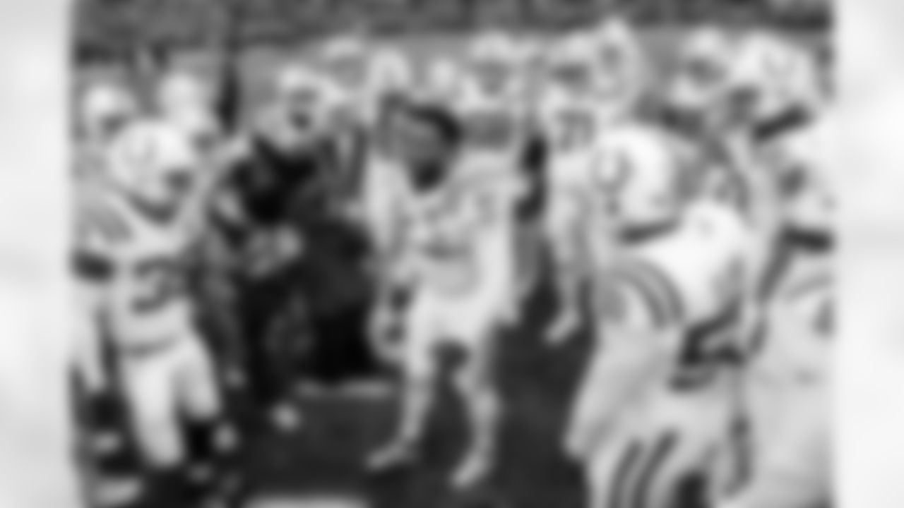 LB Zaire Franklin #44