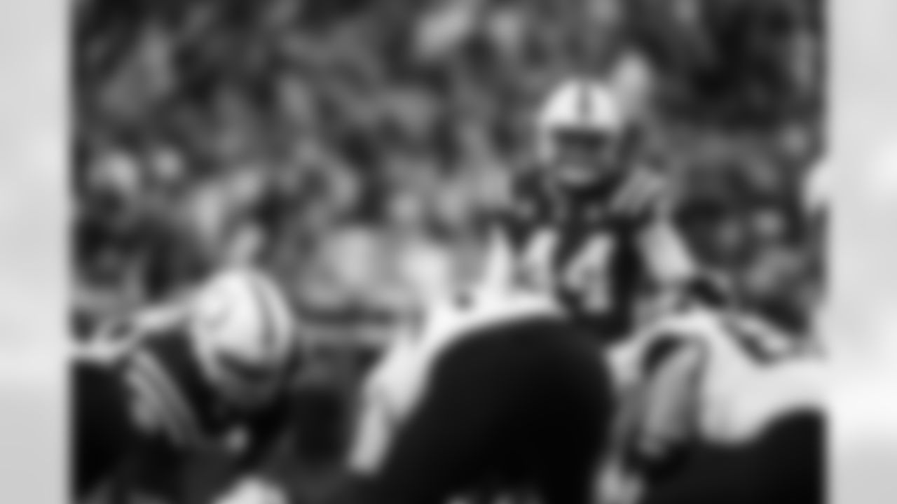 LB Zaire Franklin #44