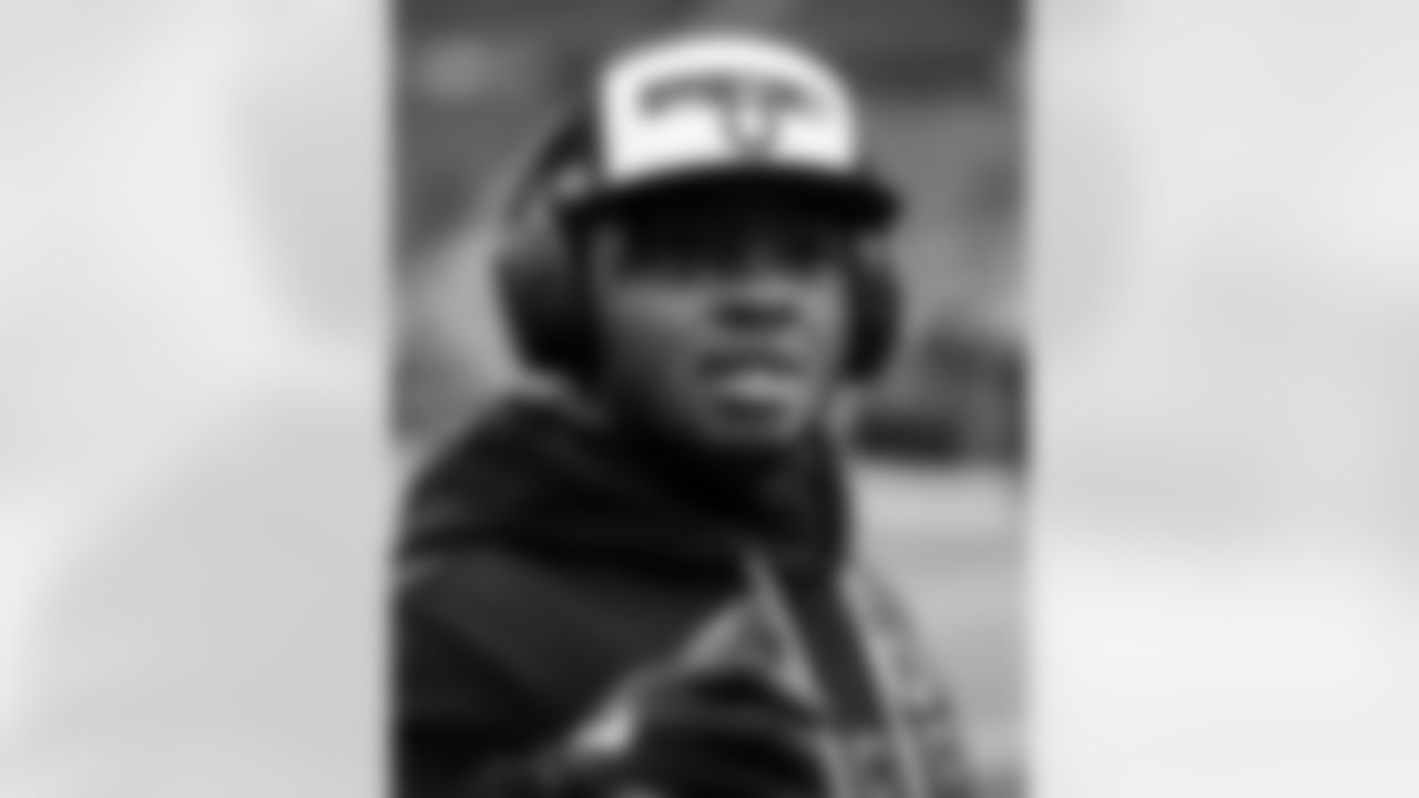 DE Samson Ebukam #52