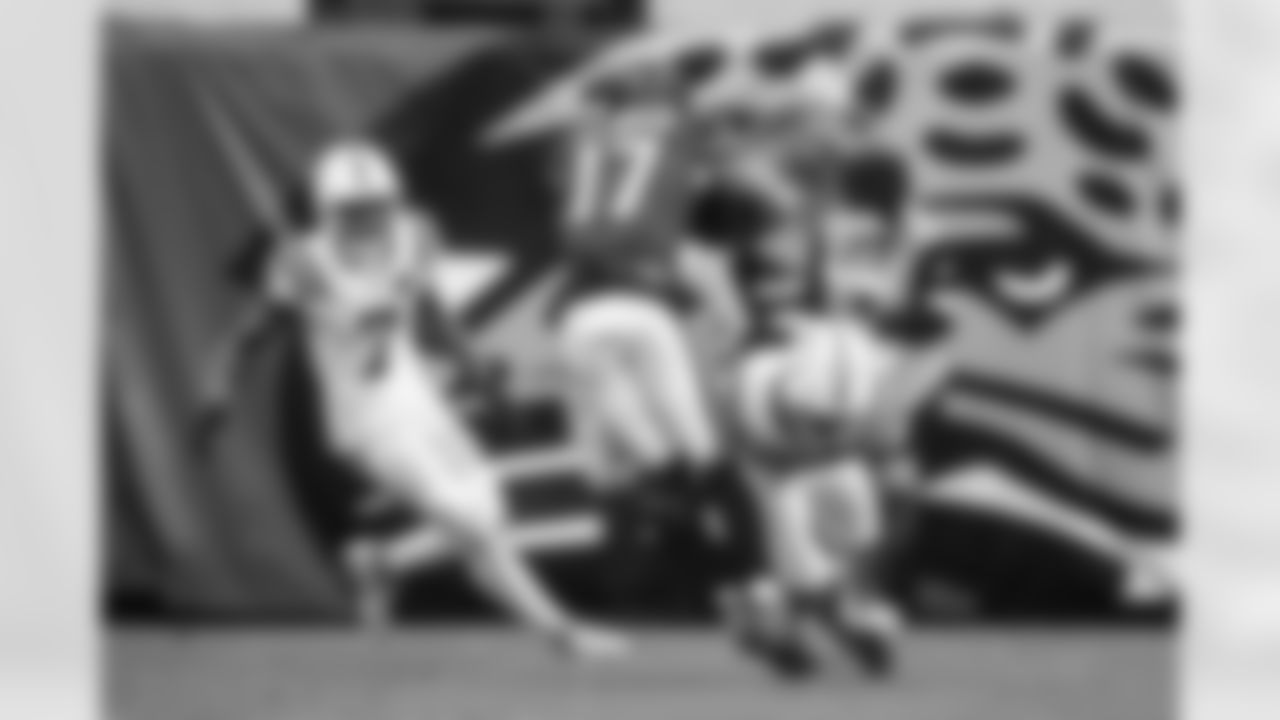 CB Charvarius Ward #7 and S Nick Cross #20