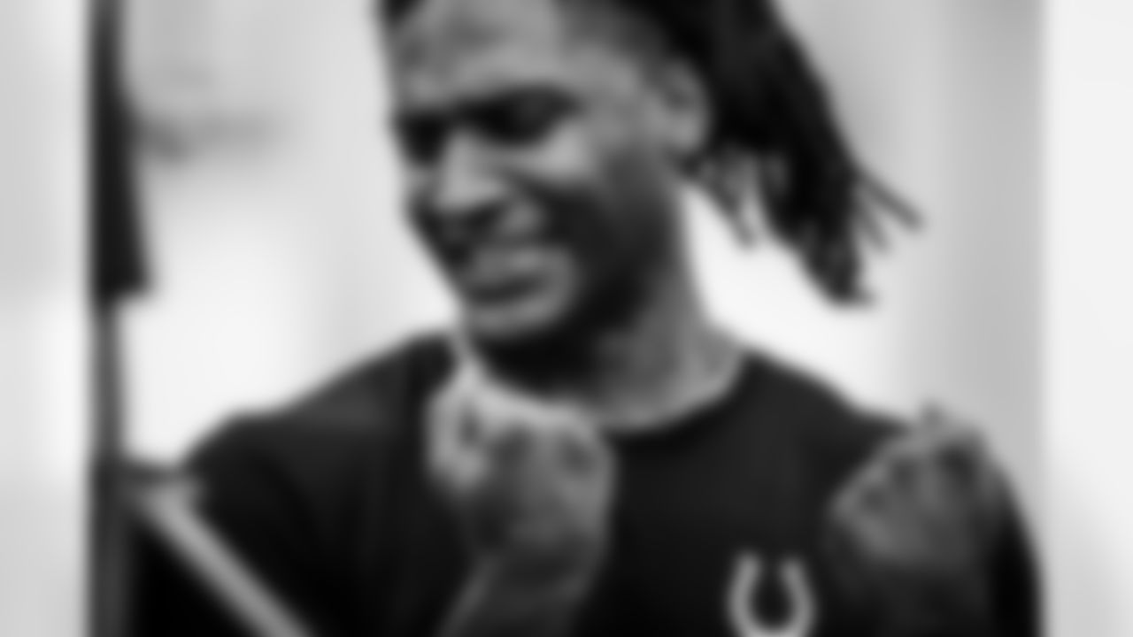 DE Isaiah Land #55