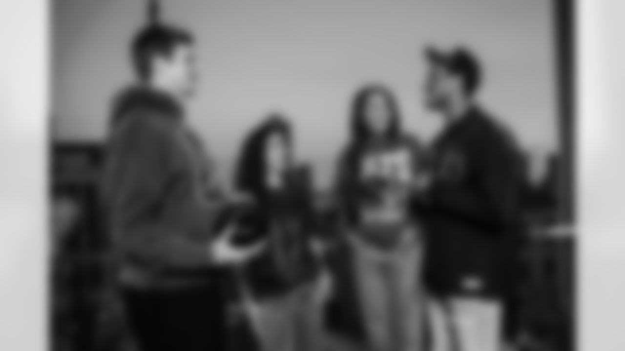 86 TE Will Mallory, 40 CB Jaylon Jones