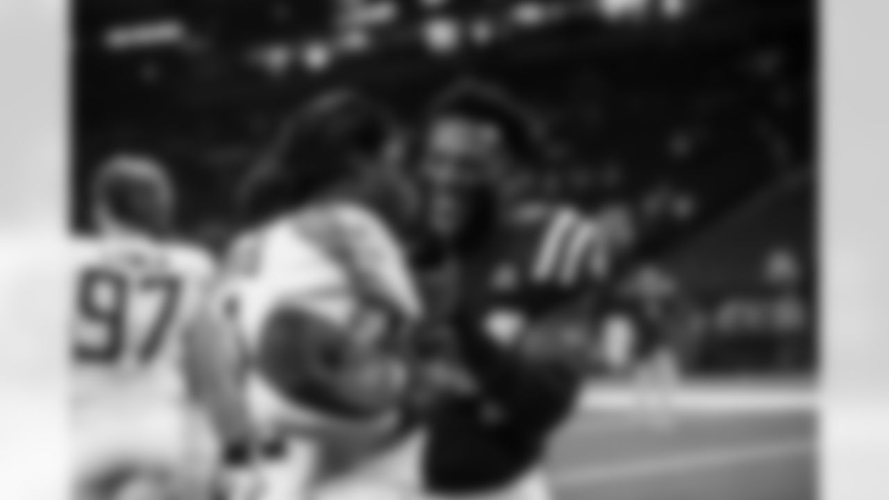 LB Zaire Franklin #44