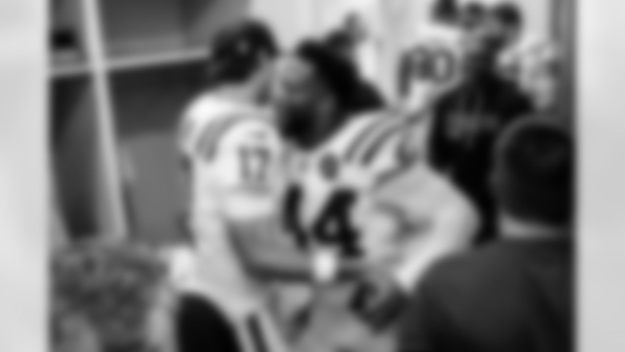 QB Daniel Jones #17 and LB Zaire Franklin #44