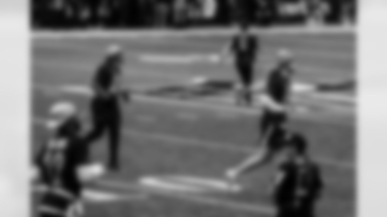 RB Jonathan Taylor #28 and TE Tyler Warren #84