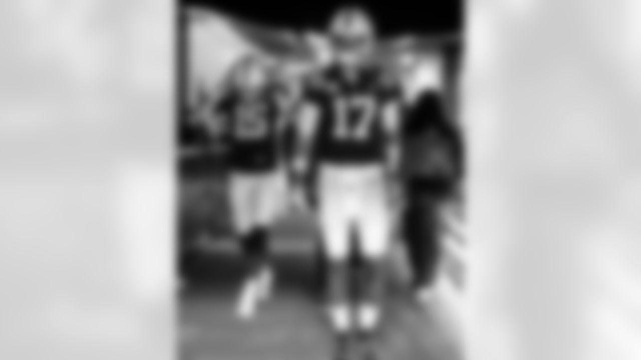 QB Riley Leonard #15 and QB Daniel Jones #17