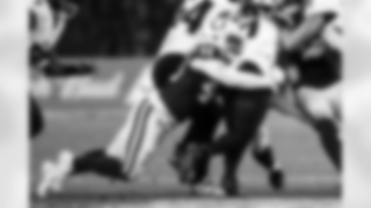 LB Zaire Franklin #44