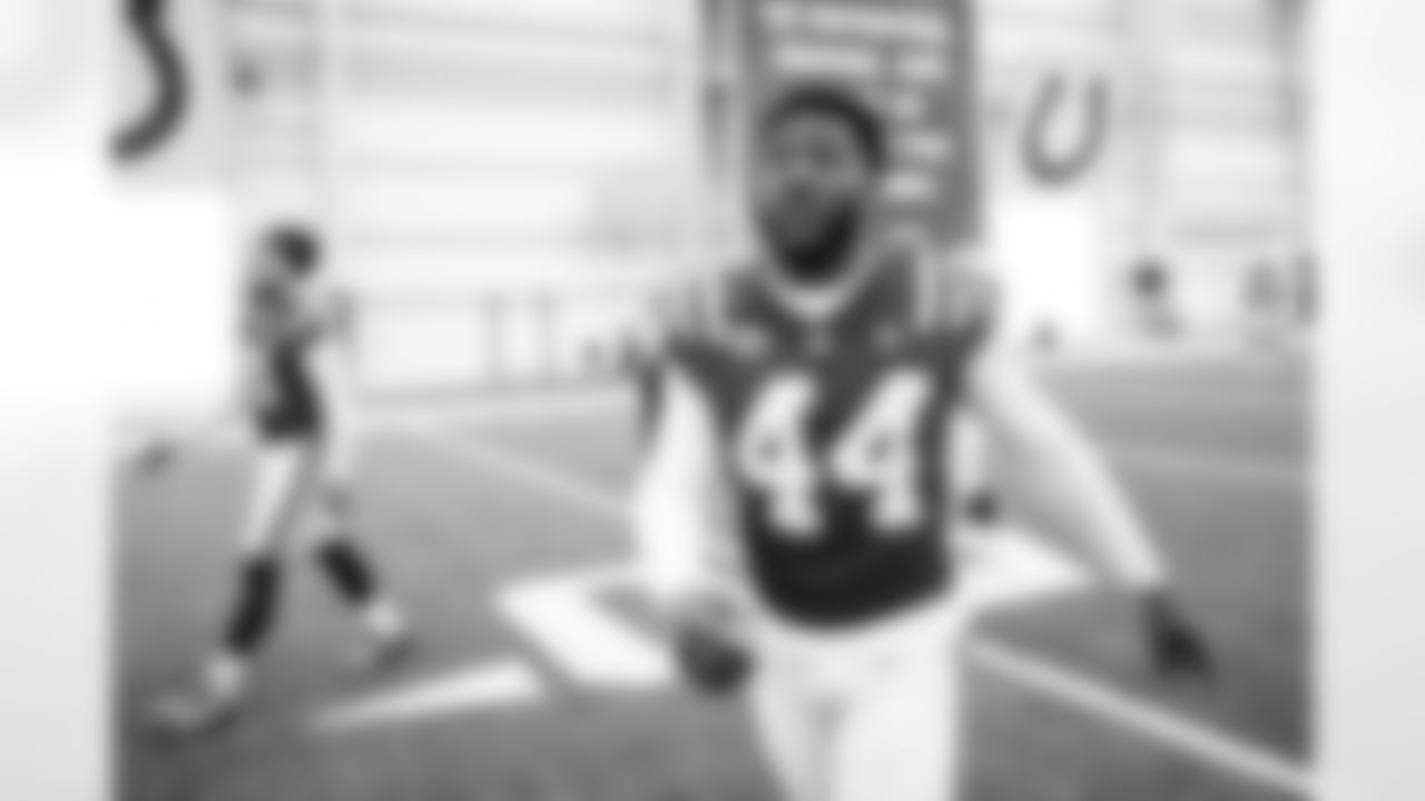 LB Zaire Franklin #44