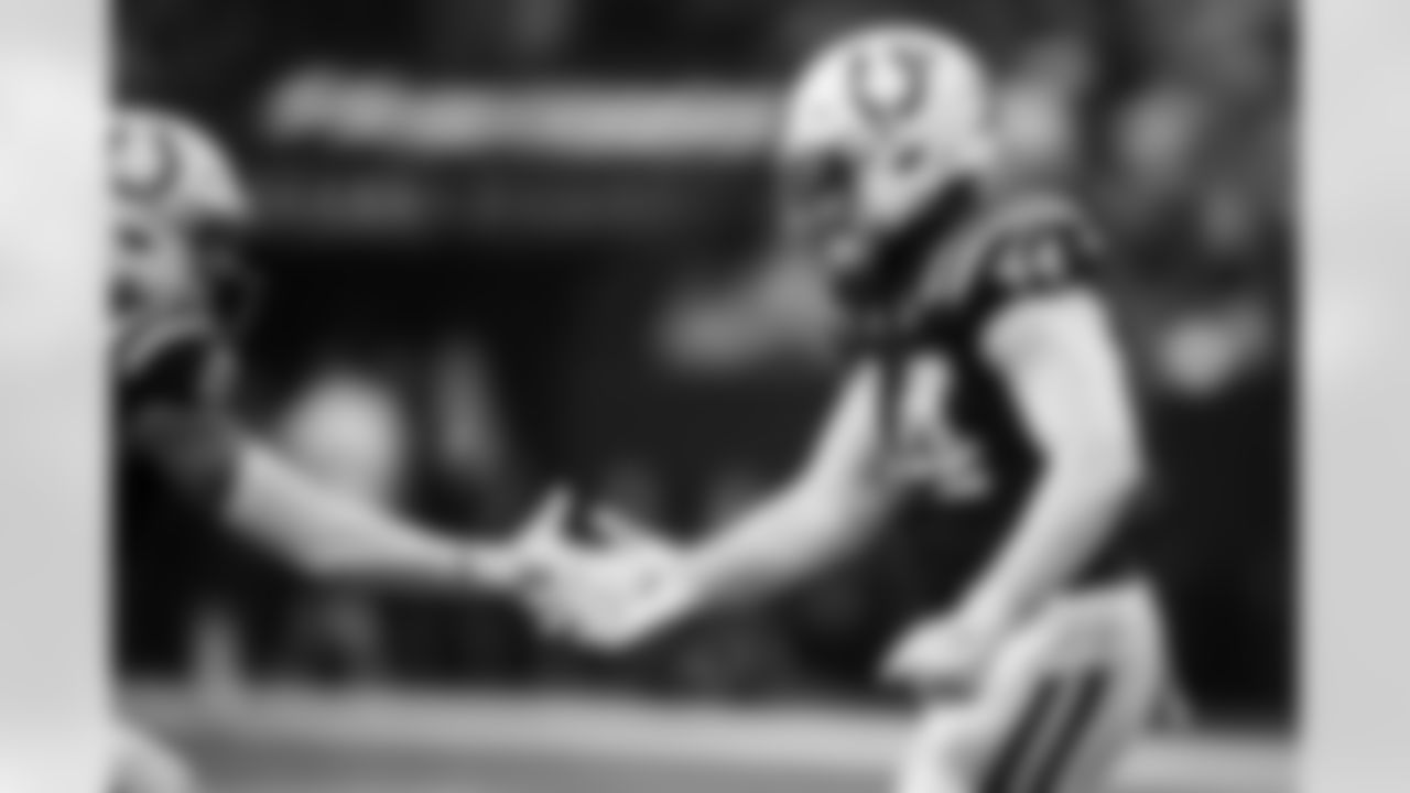 S Camryn Bynum #0 and LB Zaire Franklin #44