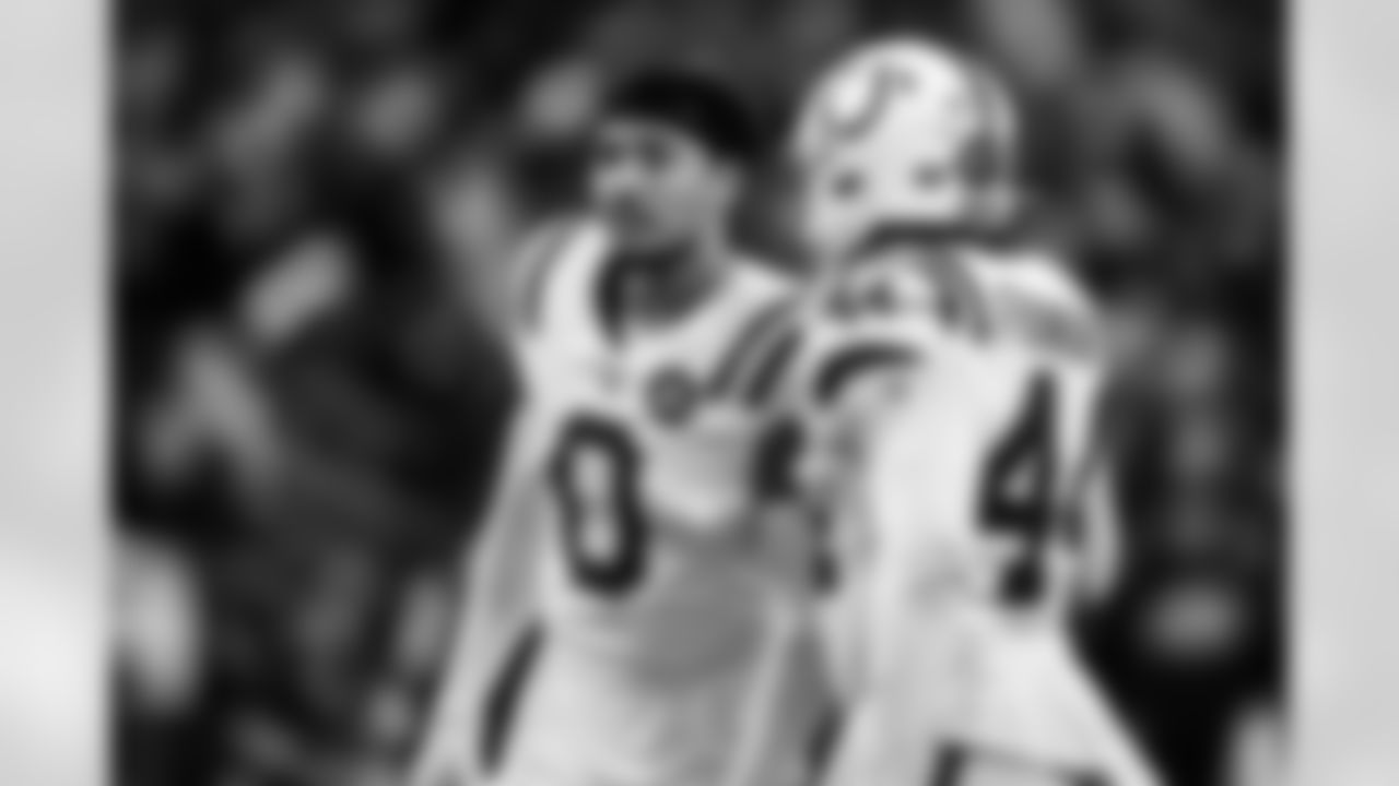 S Camryn Bynum #0 and LB Zaire Franklin #44