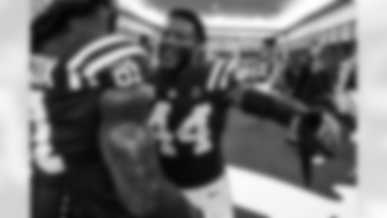 LB Zaire Franklin #44