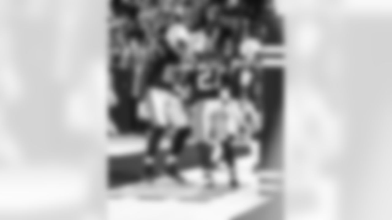 TE Mo Alie-Cox #81 and RB Trey Sermon #27