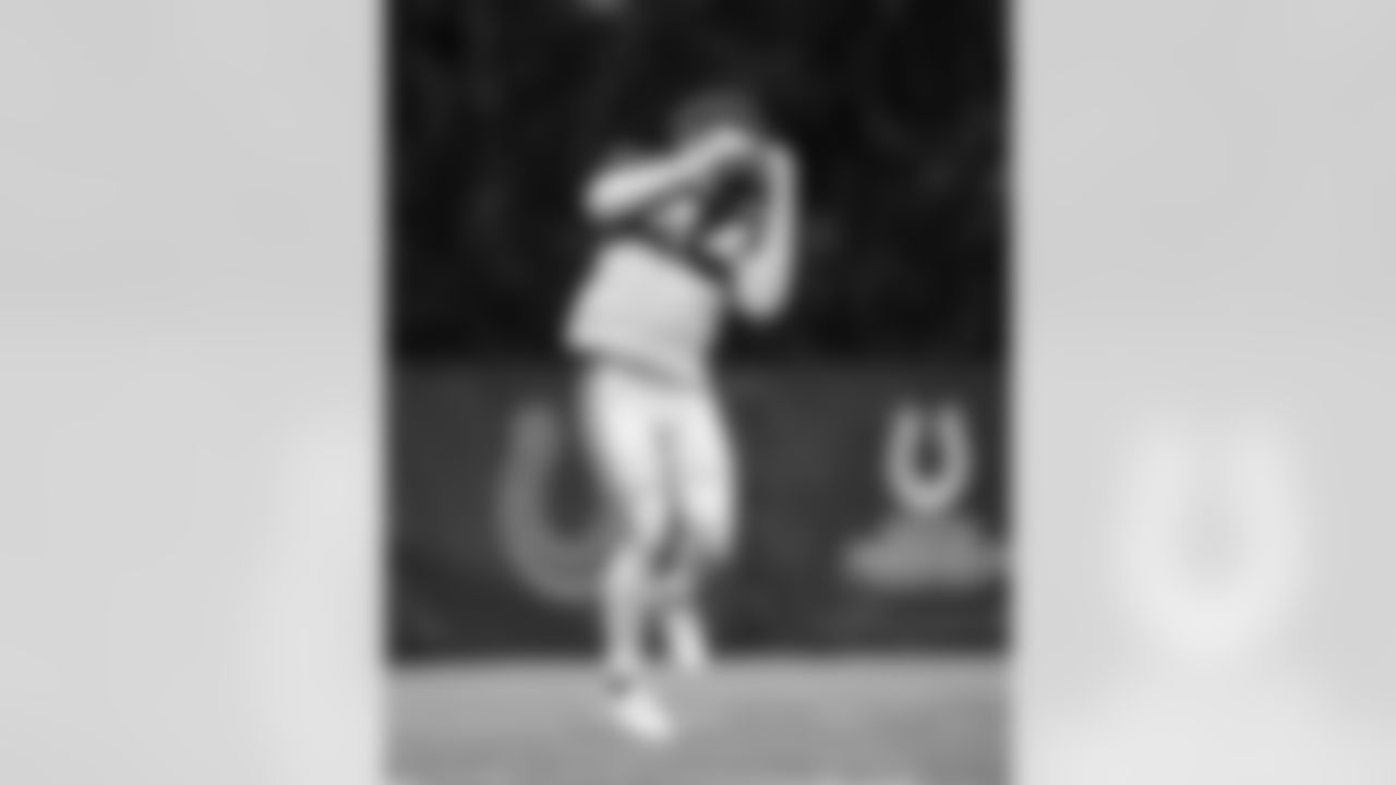 LB Zaire Franklin #44