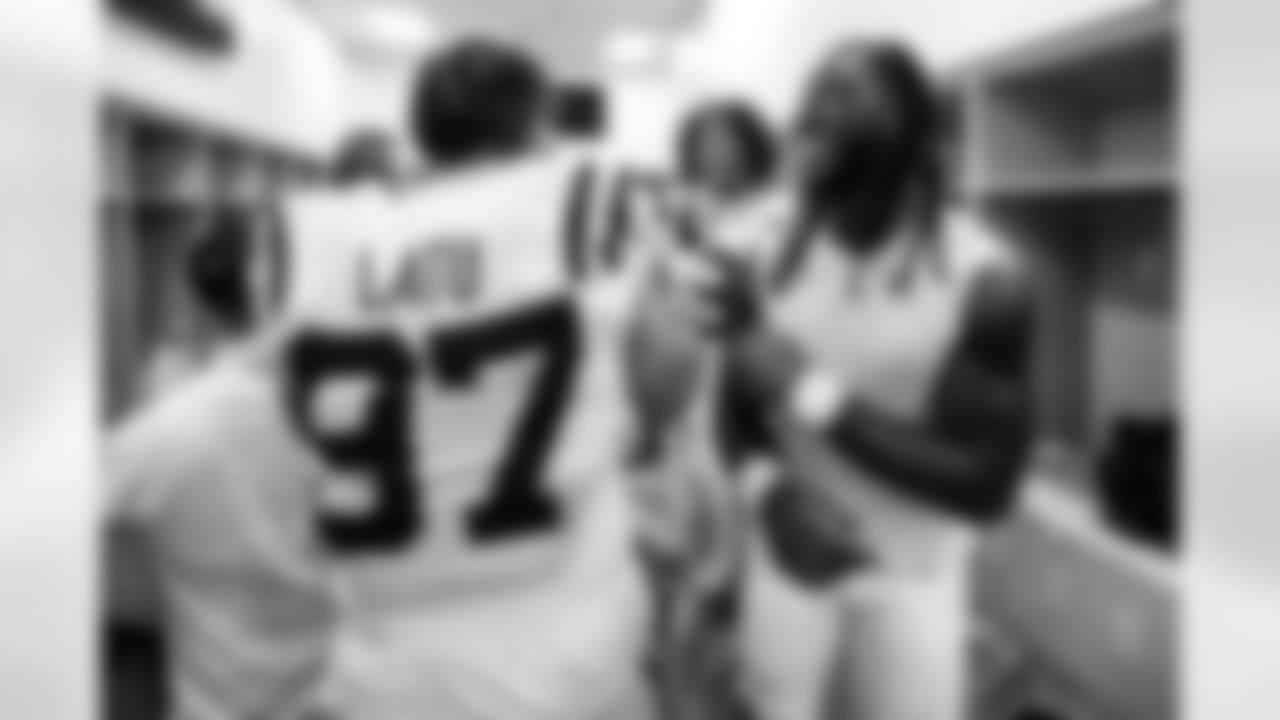DE Laiatu Latu #97, TE Drew Ogletree #85 and TE Mo Alie-Cox #81