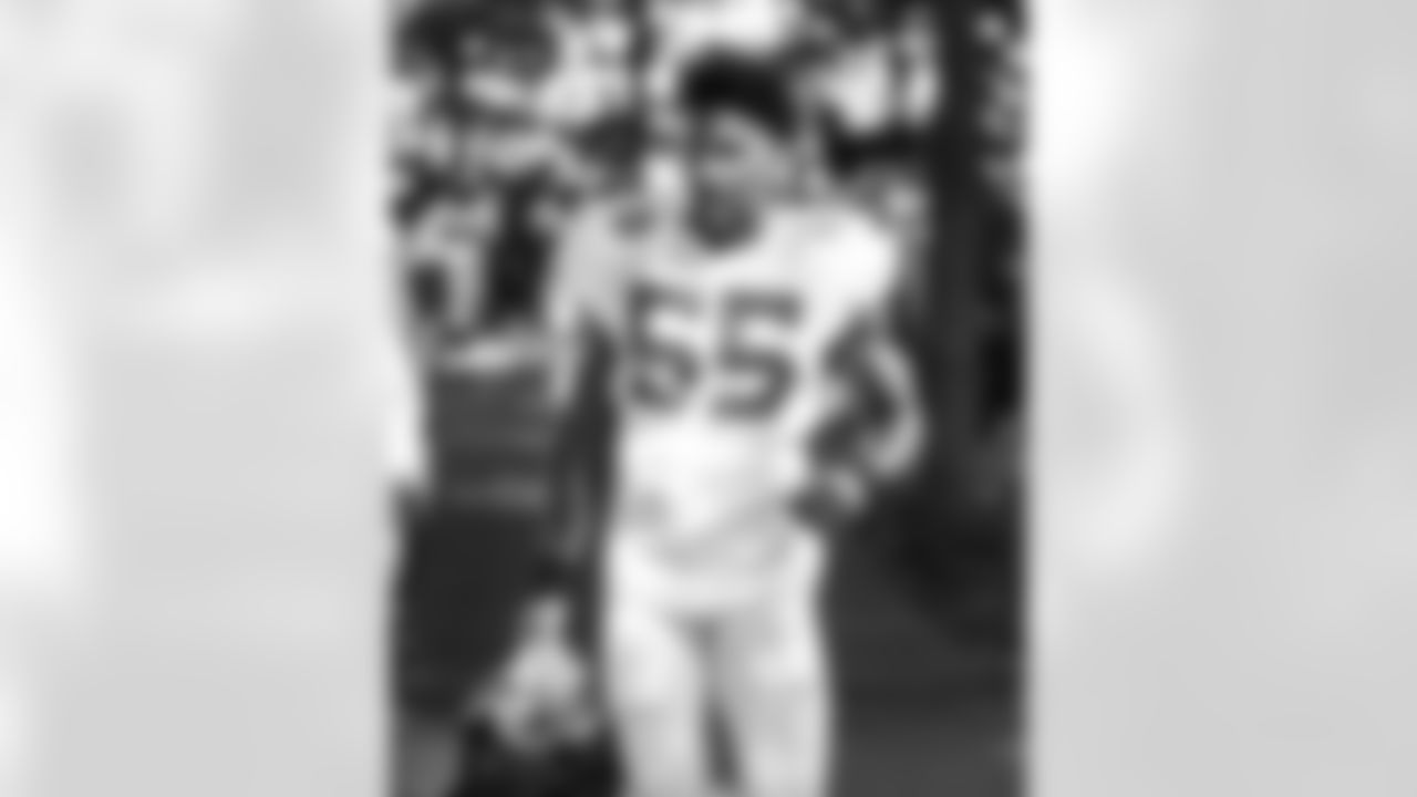 DE Isaiah Land #55