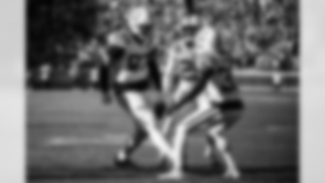 DE Laiatu Latu #97, CB Mekhi Blackmon #29 and CB Chris Lammons #38