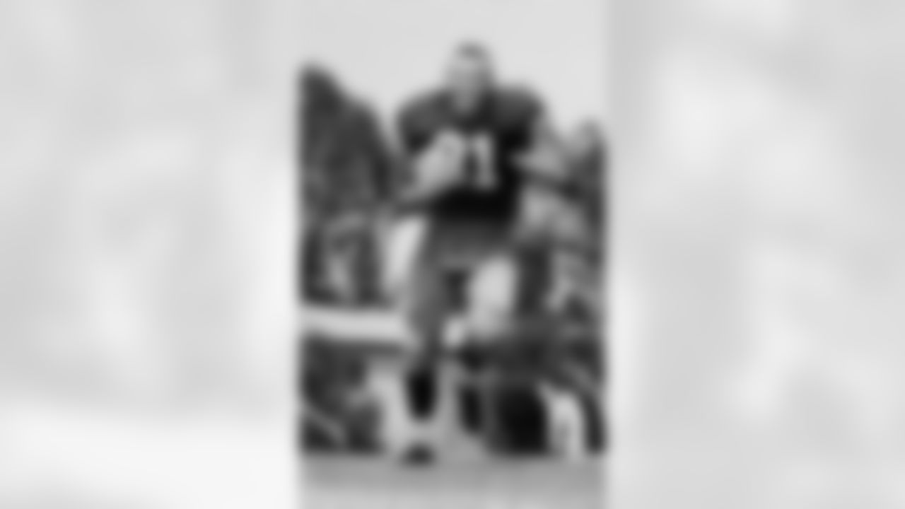 Don Bosseler, halfback for the Washington Redskins, totes ball during practice session of the Washington team at Occidental College July 29, 1958. (AP Photo)