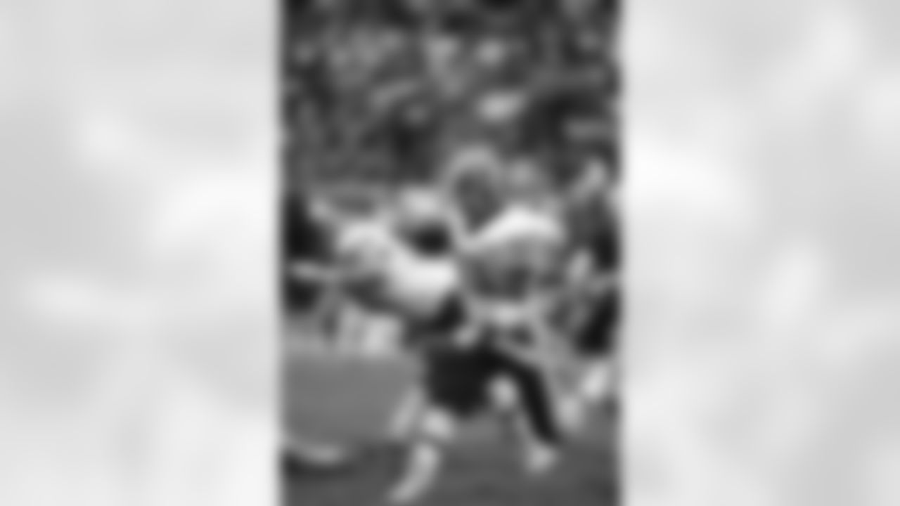 Washington Redskins running back Brian Mitchell (30) carries the ball against the San Francisco 49ers during an NFC Divisional Playoff Game in San Francisco, CA, Jan. 9, 1993. The 49ers defeated the Redskins 20-13. (Paul Spinelli via AP)