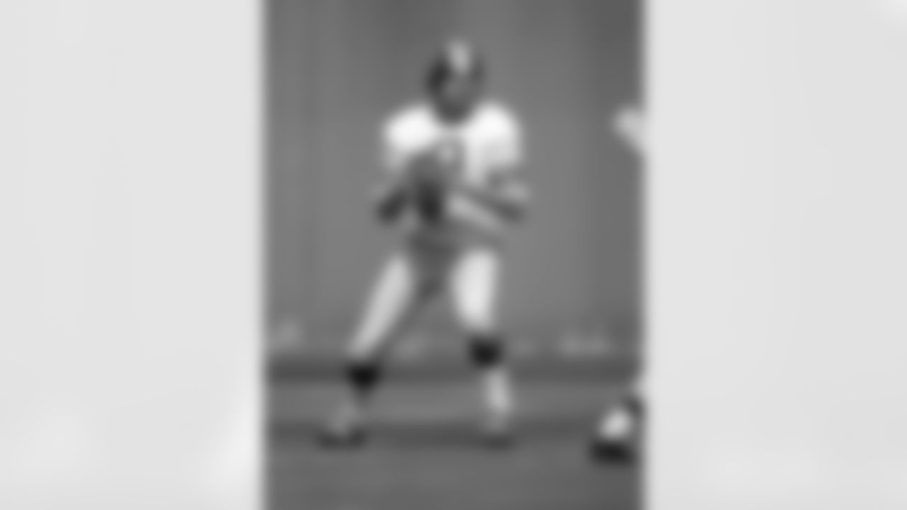 Washington Redskins Sonny Jurgenson (9) during a game from his 1972 season with the Washington Redskins. Sonny Jurgenson played for 18 seasons with 3 different teams, was a 5-time Pro Bowler and was inducted into the Pro Football Hall of Fame in 1983.(David Durochik via AP)