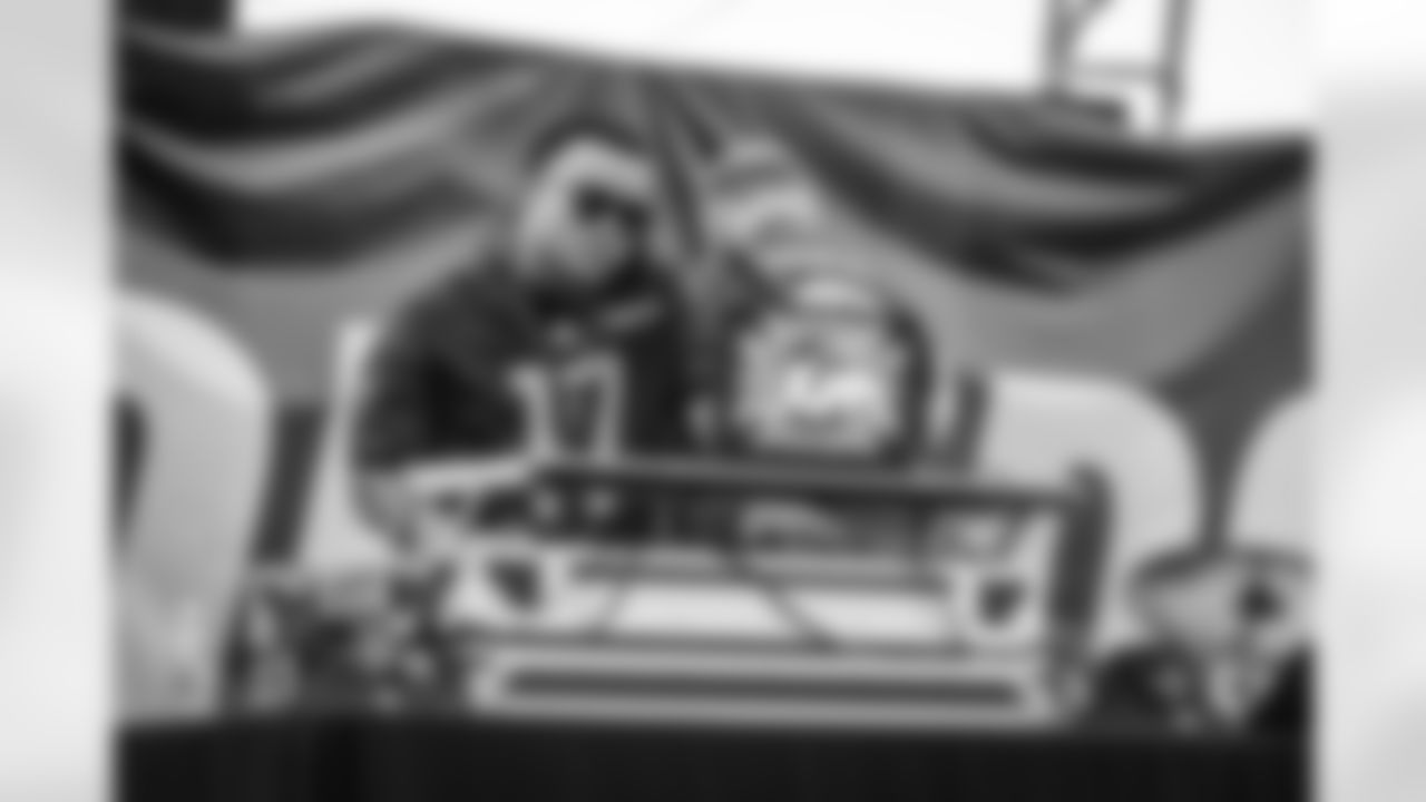 Washington Commanders tight end Zach Ertz (86) in possession of the ball at the Las Vegas Raiders vs Washington Commanders game at Northwest Stadium on September 21st 2025 (Alyssa Piazza/ Washington Commanders)