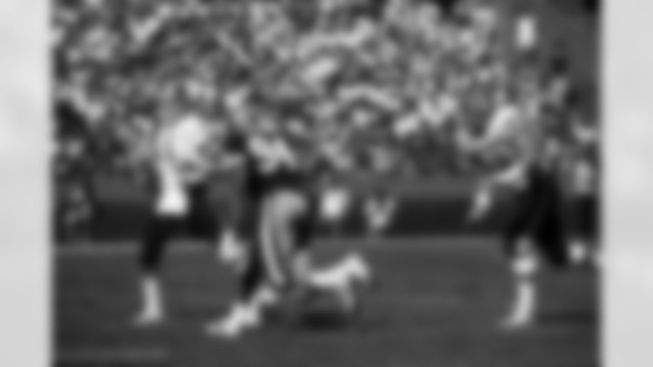 Washington Redskins quarterback Mark Rypien (11) throws a pass on the run as 49ers linebacker Charles Haley (94) gives chase during the Redskins 26-13 loss to the San Francisco 49ers on September 16, 1990 at Candlestick Park in San Francisco, California. (Paul Spinelli via AP)