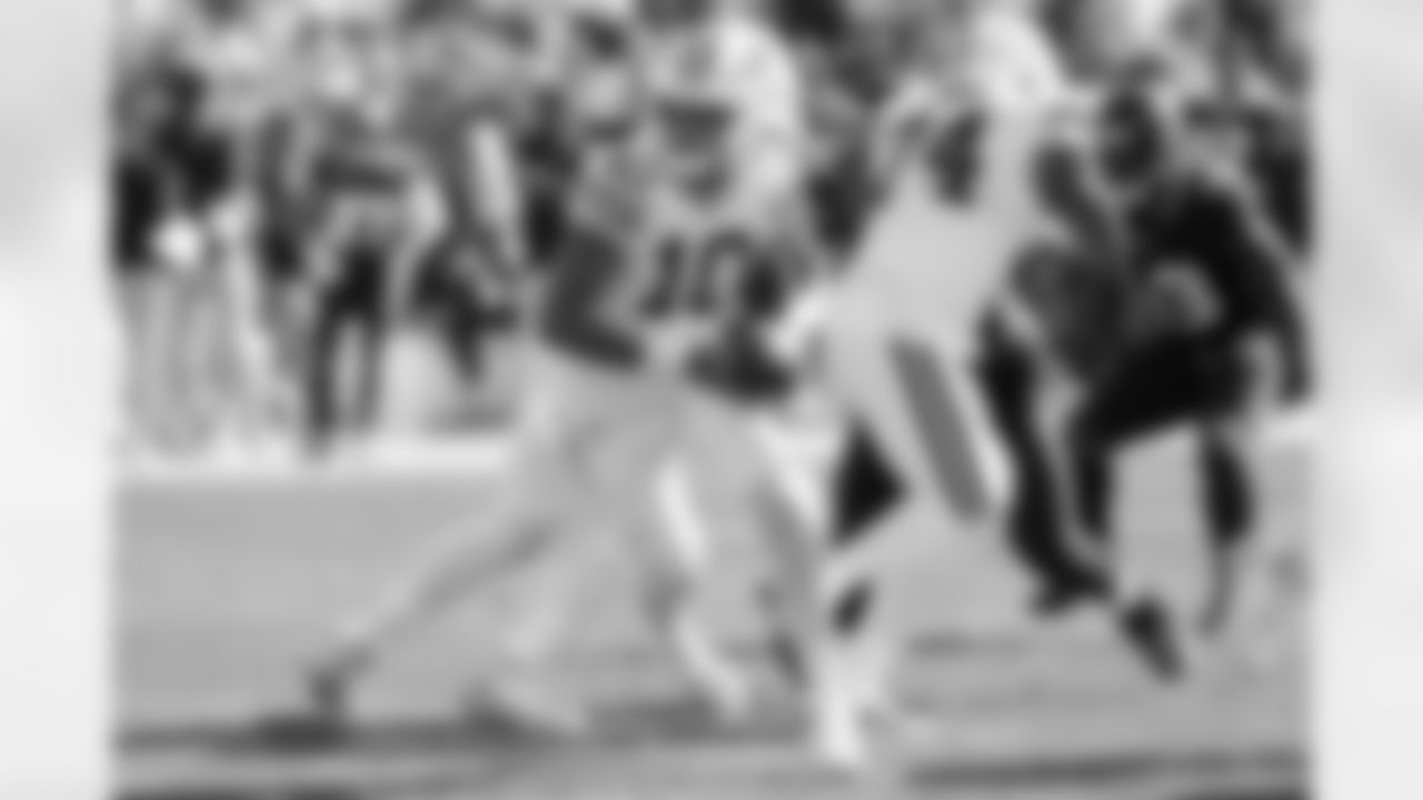 Green Bay Packers quarterback Jordan Love (10) hands off the ball during an NFL football game against the Houston Texans, Sunday, Oct. 20, 2024 in Green Bay, Wis. (Todd Rosenberg via AP)