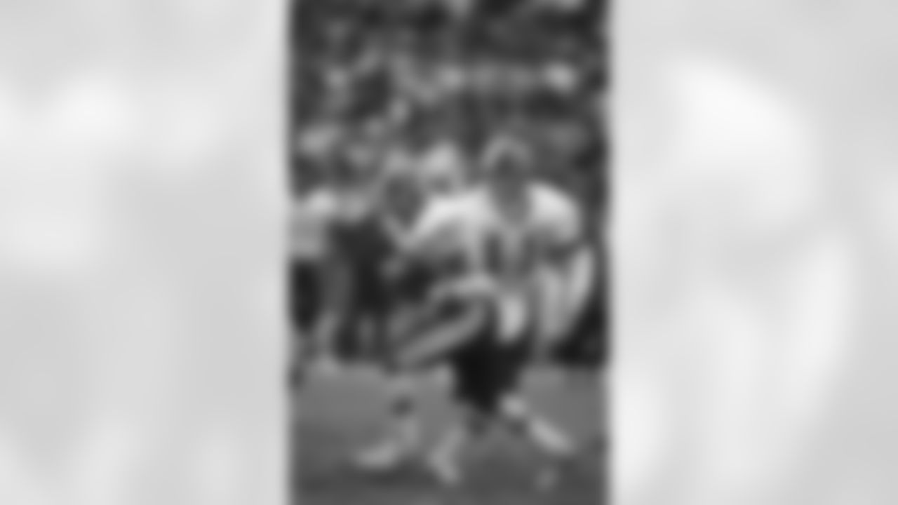 Washington Redskins quarterback Mark Rypien (11) hands the ball off to running back Brian Mitchell (30) during an NFC Divisional Playoff Game against the San Francisco 49ers in San Francisco, CA, Jan. 9, 1993. The 49ers defeated the Redskins 20-13. (Paul Spinelli via AP)