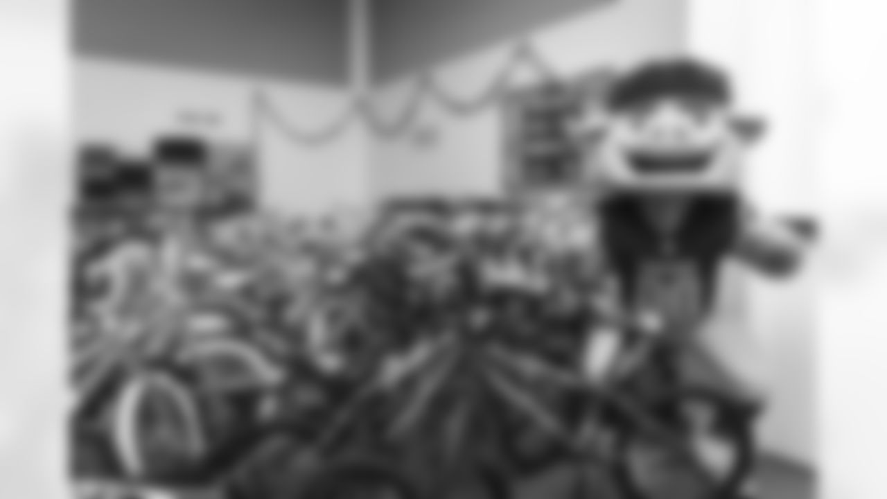 Inspire Change Changemaker Surprise at Rocketship Rise Academy in Washington, DC on December 10, 2025. (Annette Lee/Washington Commanders)