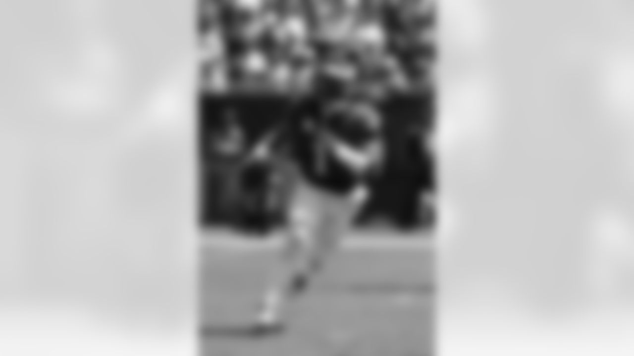 Philadelphia Eagles quarterback Jalen Hurts (1) runs with the ball in an NFL football game against the Tampa Bay Buccaneers, Sunday, Sept. 29, 2024, in Tampa, Fla. The Buccaneers defeated the Eagles 33-16. (Margaret Bowles via AP)