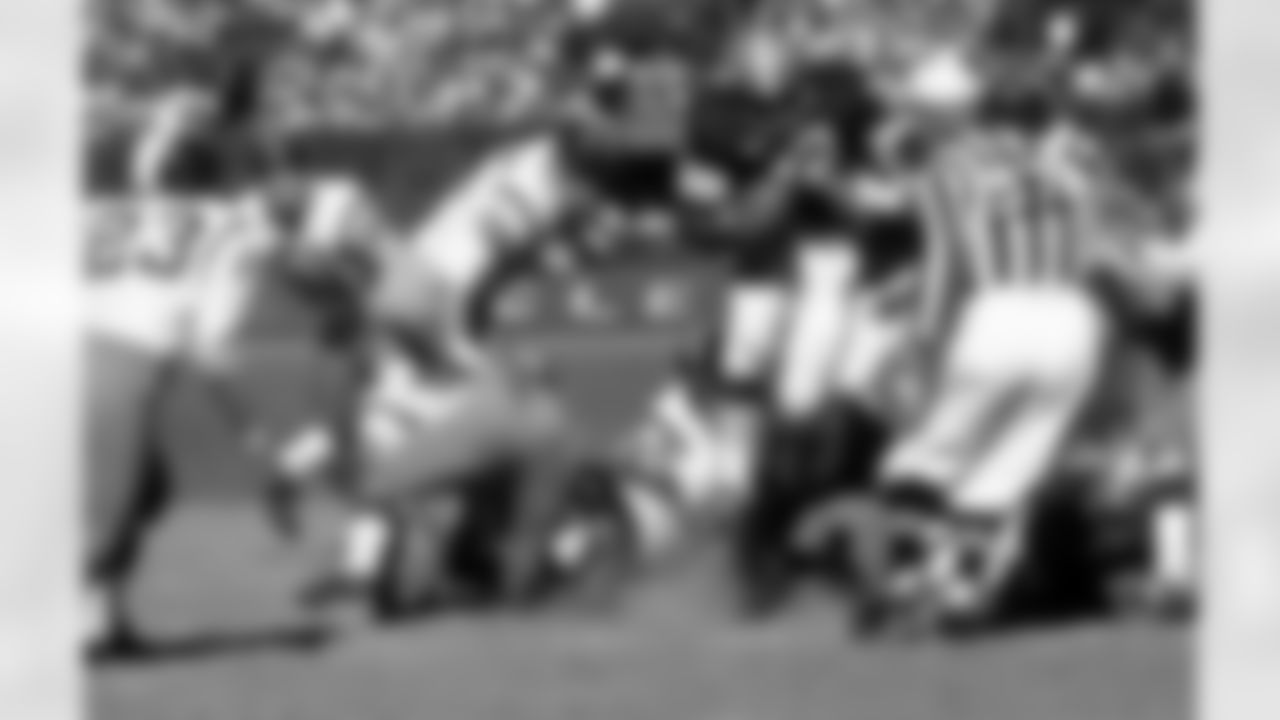 Cleveland Browns fullback Jim Brown (32) is seen in action during an NFL game against the Washington Redskins circa 1963. (Tony Tomsic via AP)