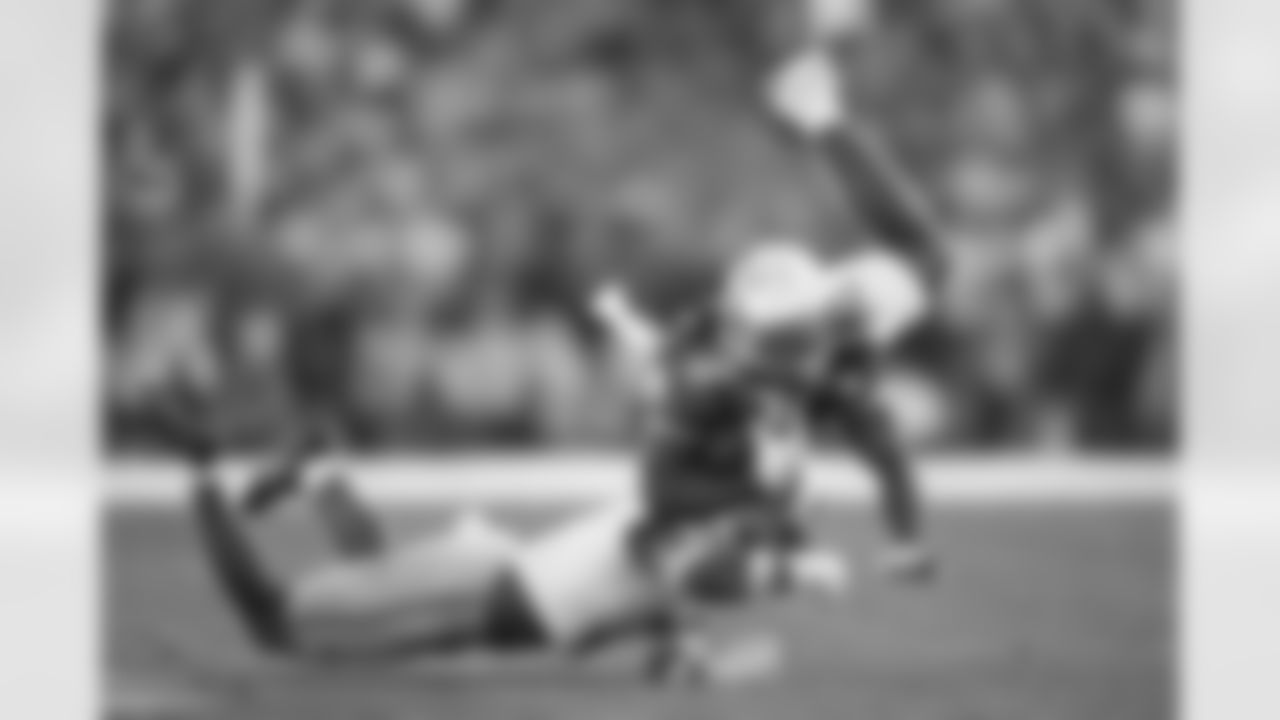 Oregon running back Noah Whittington (6) runs the ball against Ohio State safety Caleb Downs (2) during the first half in the quarterfinals of the Rose Bowl College Football Playoff, Wednesday, Jan. 1, 2025, in Pasadena, Calif. (AP Photo/Kyusung Gong)