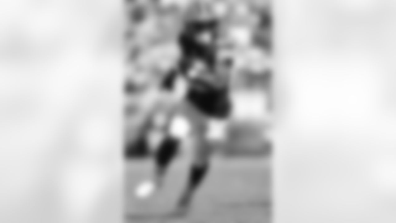 Cleveland Browns running back Demetric Felton (25) runs with the ball an NFL game against the Houston Texans, Sunday, Sept. 19, 2021, in Cleveland. The Browns defeated the Texans 31-21. (Margaret Bowles via AP)
