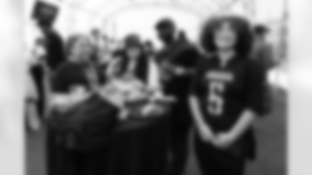 Washington Commanders tight end Zach Ertz (86) in possession of the ball at the Las Vegas Raiders vs Washington Commanders game at Northwest Stadium on September 21st 2025 (Alyssa Piazza/ Washington Commanders)