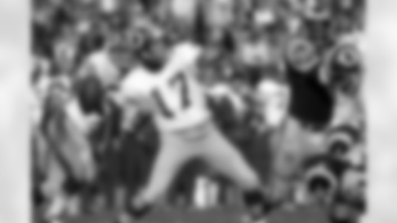 Washington Redskins quarterback Billy Kilmer (17) throws a pass during an 1974 NFC Divisional NFL playoff game against the Los Angeles Rams on December 22, 1974. The Rams defeated the Redskins 19-10. (Peter Read Miller via AP)