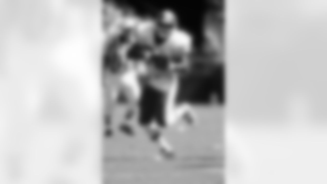 Washington Redskins Brian Mitchell (30) during a game from his 1996 season with the Redskins. Brian Mitchell played for 14 season with 3 different teams and was a 1-time Pro Bowler.(David Durochik via AP)