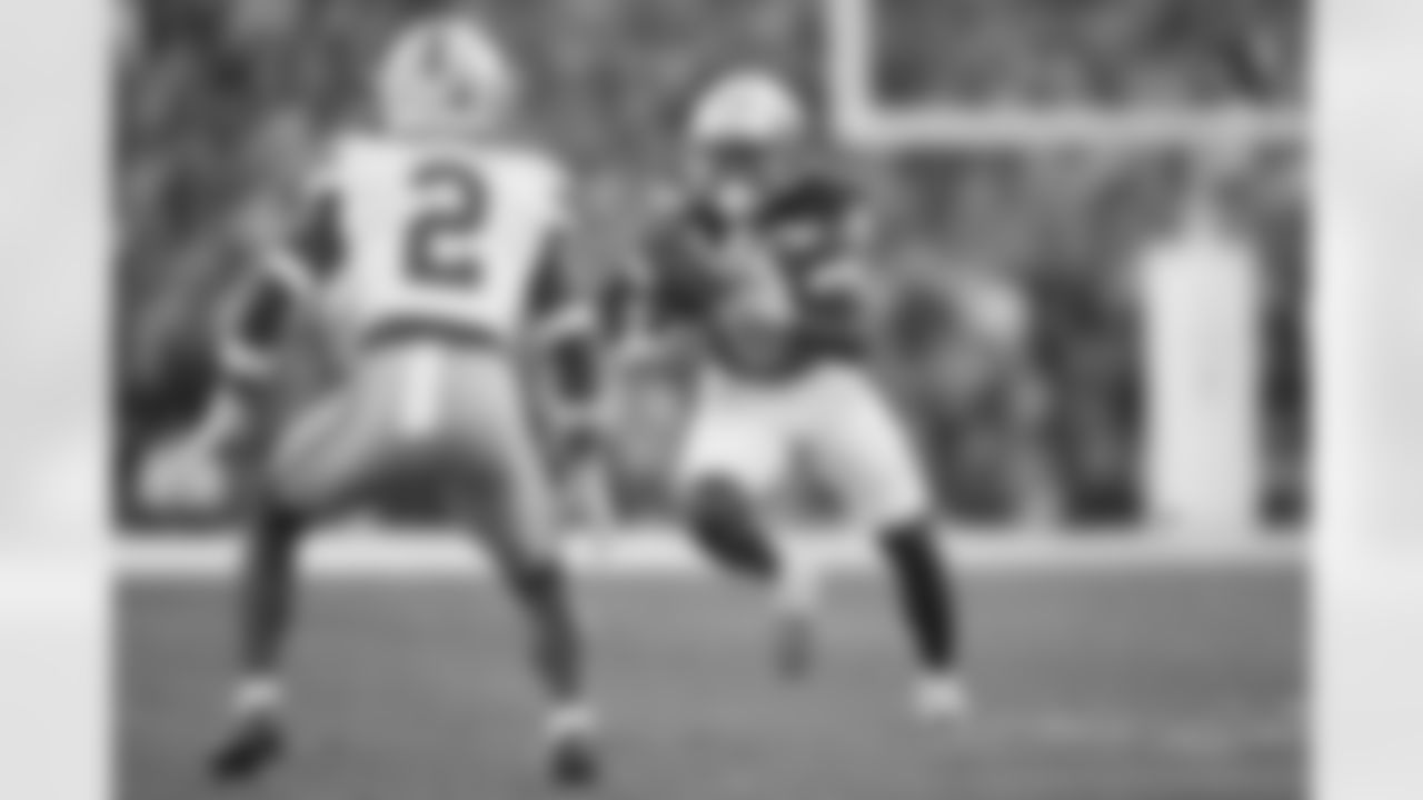 Oregon running back Noah Whittington (6) runs against Ohio State safety Caleb Downs (2) during the first half in the quarterfinals of the Rose Bowl College Football Playoff, Wednesday, Jan. 1, 2025, in Pasadena, Calif. (AP Photo/Kyusung Gong)