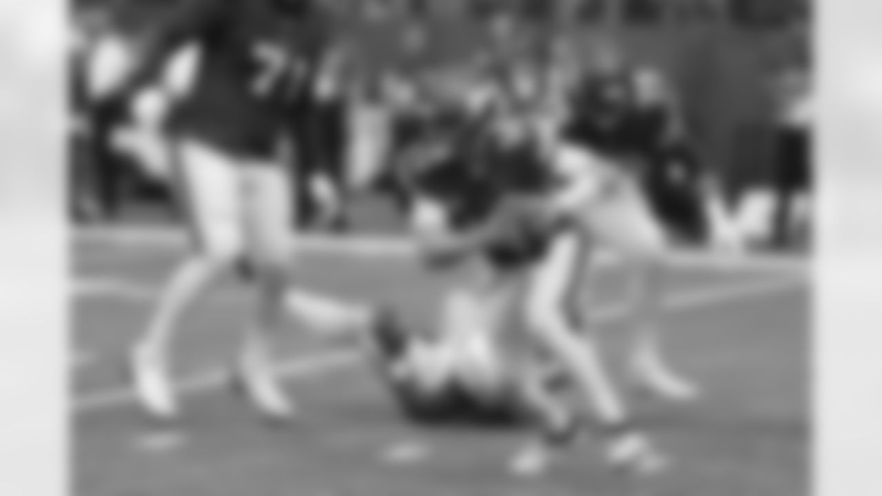 Minnesota Vikings quarterback Sam Darnold (14) scrambles up field during the first half of an NFL football game against the San Francisco 49ers, Sunday, Sept. 15, 2024, in Minneapolis. (AP Photo/Bruce Kluckhohn)