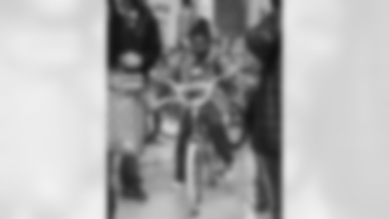 Inspire Change Changemaker Surprise at Rocketship Rise Academy in Washington, DC on December 10, 2025. (Annette Lee/Washington Commanders)