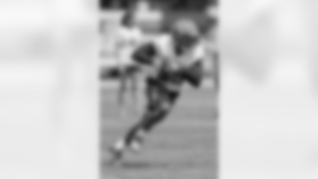 Cleveland Browns running back Demetric Felton runs though a drill during NFL football practice Thursday, Aug. 12, 2021, in Berea, Ohio. (AP Photo/Ron Schwane)