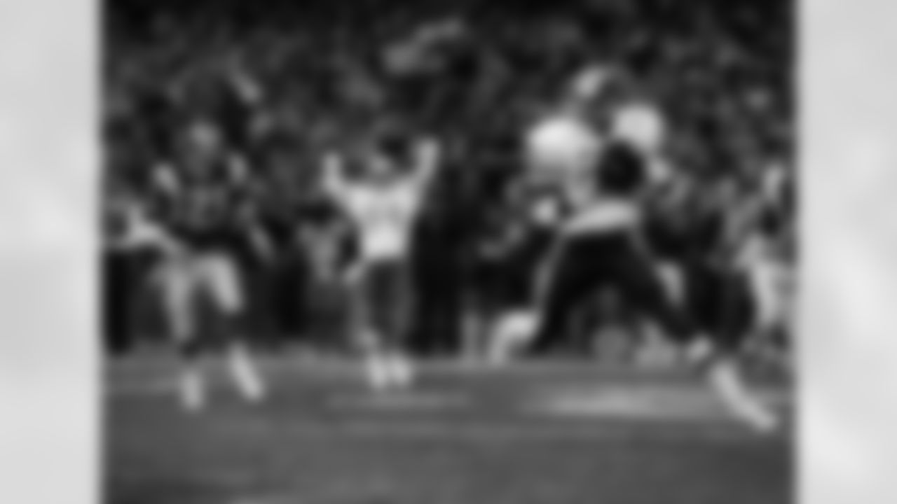 Kelvin Bryant's, 24, hauls in a 12 yard touchdown pass from Redskins quarterback Jack Schroeder as Gray Clark, 84, of the Redskins and LeRoy Irvin, 47, of the Rams looks on during the first quarter Sunday, Dec. 28, 1986 in Washington. (AP Photo/Scott Stewart)