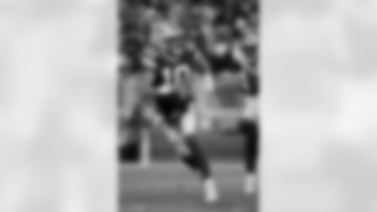 Green Bay Packers quarterback Jordan Love (10) looks to pass during an NFL football game against the San Francisco 49ers, Sunday, Nov. 24, 2024, in Green Bay, Wis. (AP Photo/Tyler Kaufman)