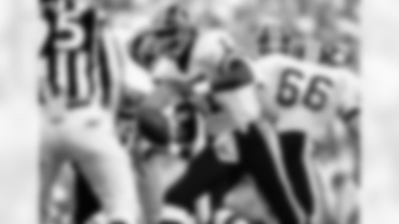 Washington Redskins quarterback Doug Williams (17) sets to hand ball off in 1987. (AP Photo / Al Messerschmidt)
