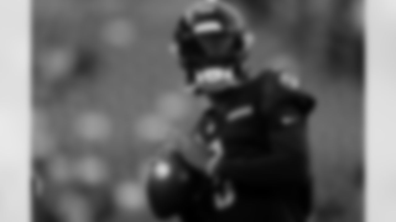 Washington Commanders Jayden Daniels (5) throws the ball in warm ups prior to an NFL preseason football game against the New England Patriots, Sunday, Aug. 25, 2024, in Landover, Md. The Commanders defeated the Patriots 20-10. (Aaron M. Sprecher via AP)