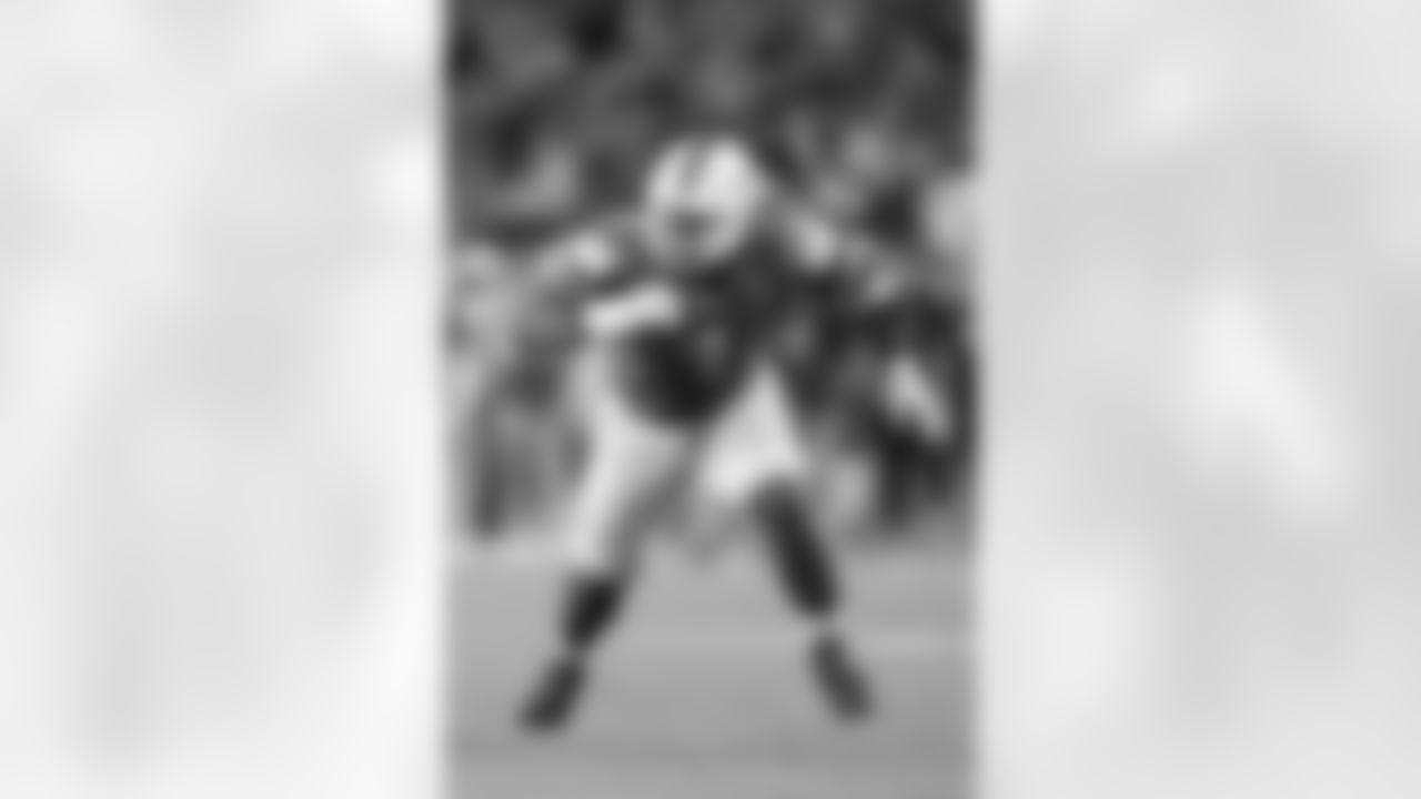 Miami Hurricanes defensive lineman Rueben Bain Jr. (4) rushes the passer during an NCAA football game on Sunday, Aug. 31, 2025 in Miami. (AP Photo/Peter Joneleit)